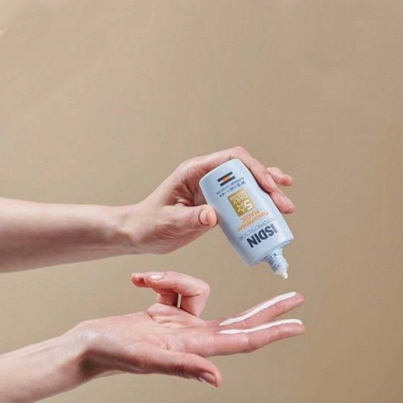 فلوئید ضدآفتاب بدون رنگ ایزدین SPF50 مدل Fusion Water Magic مناسب انواع پوست، حجم 50 میلیلیتر
