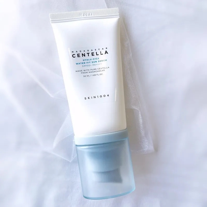 کرم ضد آفتاب بدون رنگ اسکین 1004 SPF 50 مدل Hyalu-Cica Water محافظ UVA ،UVB، مناسب برای انواع پوست، حجم 50 میلیلیتر
