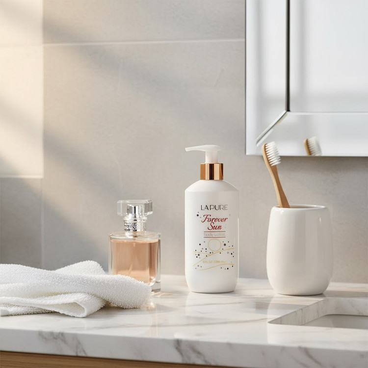 لوسیون بدن کرمی لپیور مدل Forever Sun حجم 236 میلیلیتر مناسب بانوان، مرطوبکننده و ضد خشکی پوست با ترکیبات گلیسیرین، آلانتوئین و پارافین مایع، جذب سریع و رایحه ماندگار