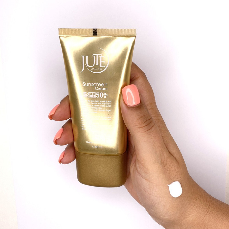 کرم ضد آفتاب بیرنگ ژوت، SPF 50، مدل smooth silky feel، مناسب پوستهای چرب حجم 40 میلیلیتر، محافظتکننده در برابر اشعههای UVA و UVB، دارای فرمولاسیون فاقد چربی، با ماندگاری بالا