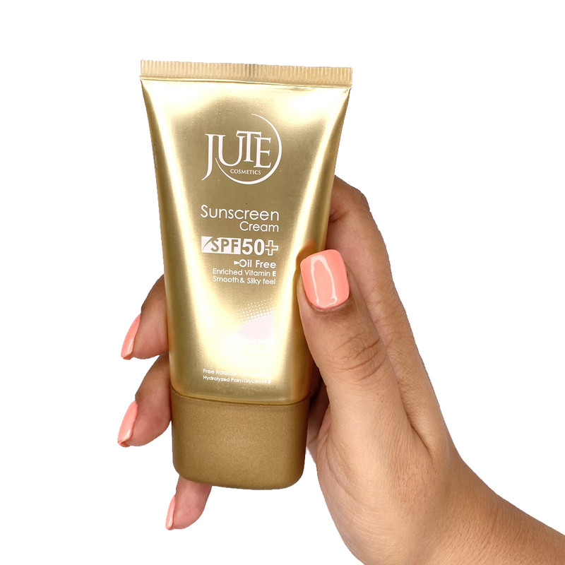 کرم ضد آفتاب بیرنگ ژوت، SPF 50، مدل smooth silky feel، مناسب پوستهای چرب حجم 40 میلیلیتر، محافظتکننده در برابر اشعههای UVA و UVB، دارای فرمولاسیون فاقد چربی، با ماندگاری بالا