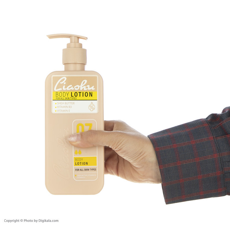 لوسیون بدن نرمکننده و آبرسان لیاشو مدل Shea Butter حجم 330 میلیلیتر مناسب انواع پوست، حاوی ویتامین B3 و E، روغن آرگان، فاقد پارابن، تسکیندهنده و ترمیمکننده پوست بعد از حمام