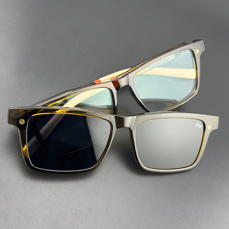 فریم عینک طبی ویفرر (Wayfarer) آلبرت وگ مدل CG-7703-C526-P97 Polarized Double Switch مناسب برای انواع صورت به همراه کاور آفتابی
