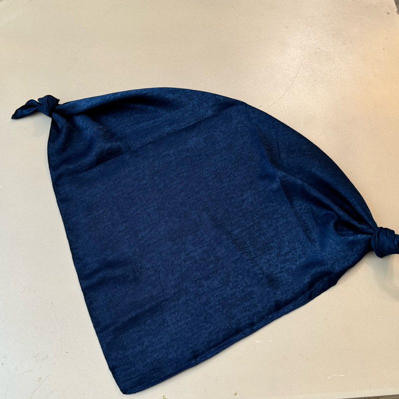 روسری ابر و بادی زنانه مدل مینی اسکارف ساتن پتینه ساده کد 2 با طول و عرض 70x70 سانتیمتر