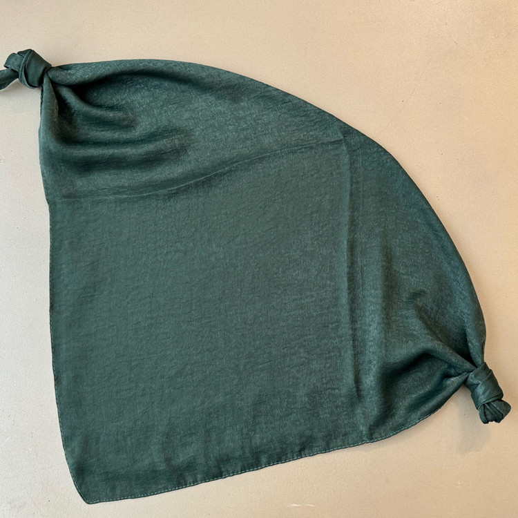 روسری ابر و بادی زنانه مدل مینی اسکارف ساتن پتینه ساده کد 1 با طول و عرض 70x70 سانتیمتر