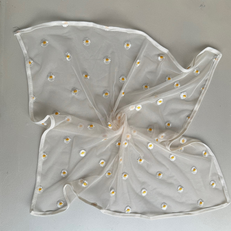 روسری زنانه مدل توری گل بابونه ای کد 60