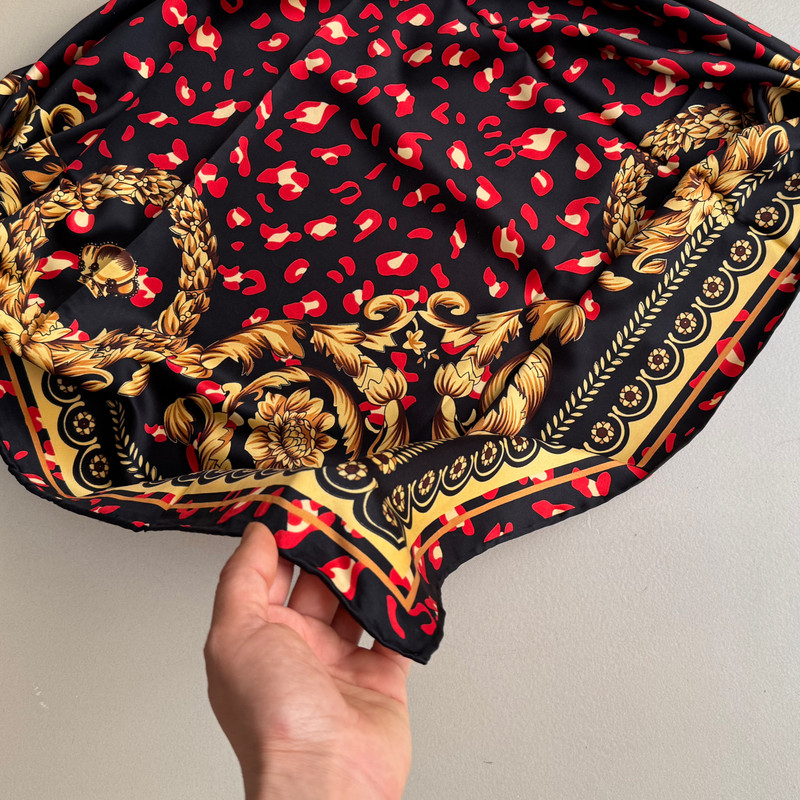 روسری ساتن ابریشم زنانه مدل پلنگی حاشیه گل دار با طول و عرض 90*90 سانتیمتر