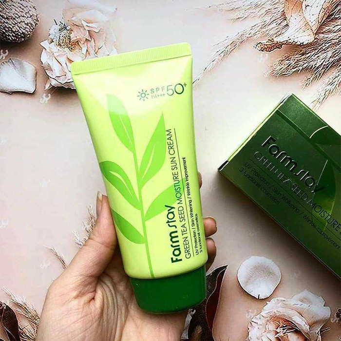 کرم ضد آفتاب بدون رنگ فارم استی SPF 50 مدل چای سبز مناسب پوستهای چرب و مختلط حجم 70 میلیلیتر