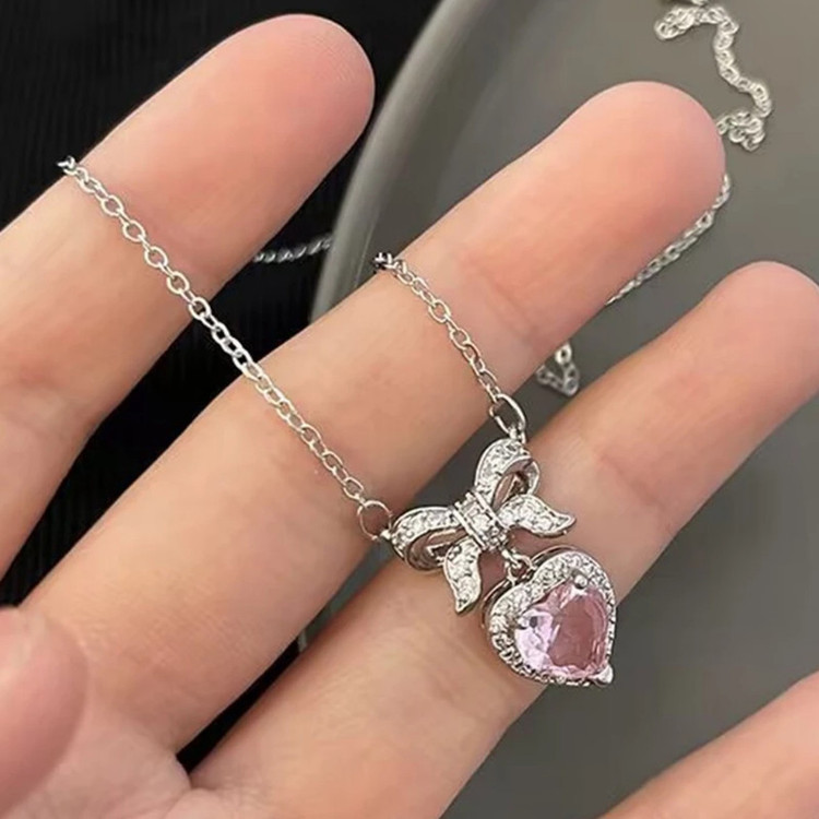 گردنبند زنانه مدل پاپیون کد Ar035
